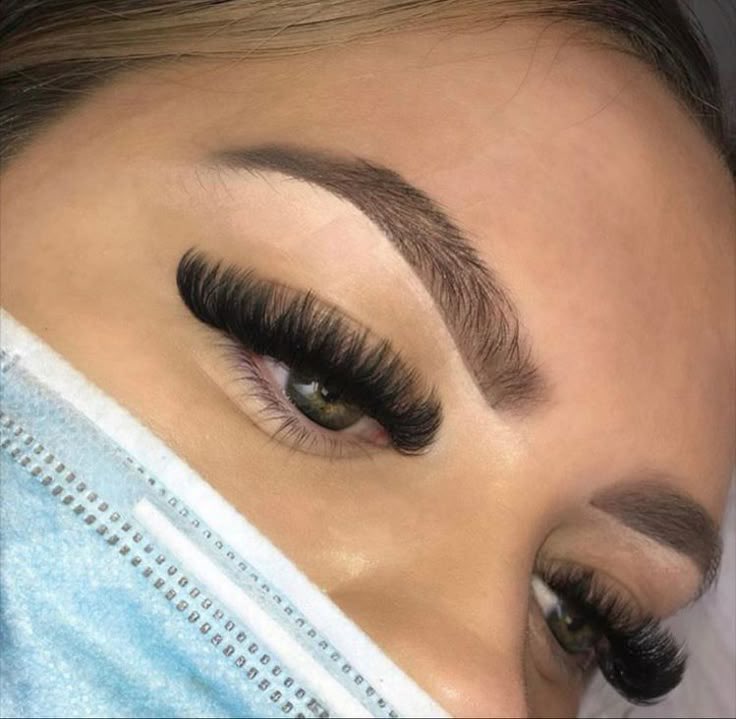 Cada vez me cruzo más a mujeres con las pestañas hechas, cara lavada, gimnasio a primera hora de la mañana o caminando por la calle y tienen los ojos así, en serio piensan que queda bien y natural?