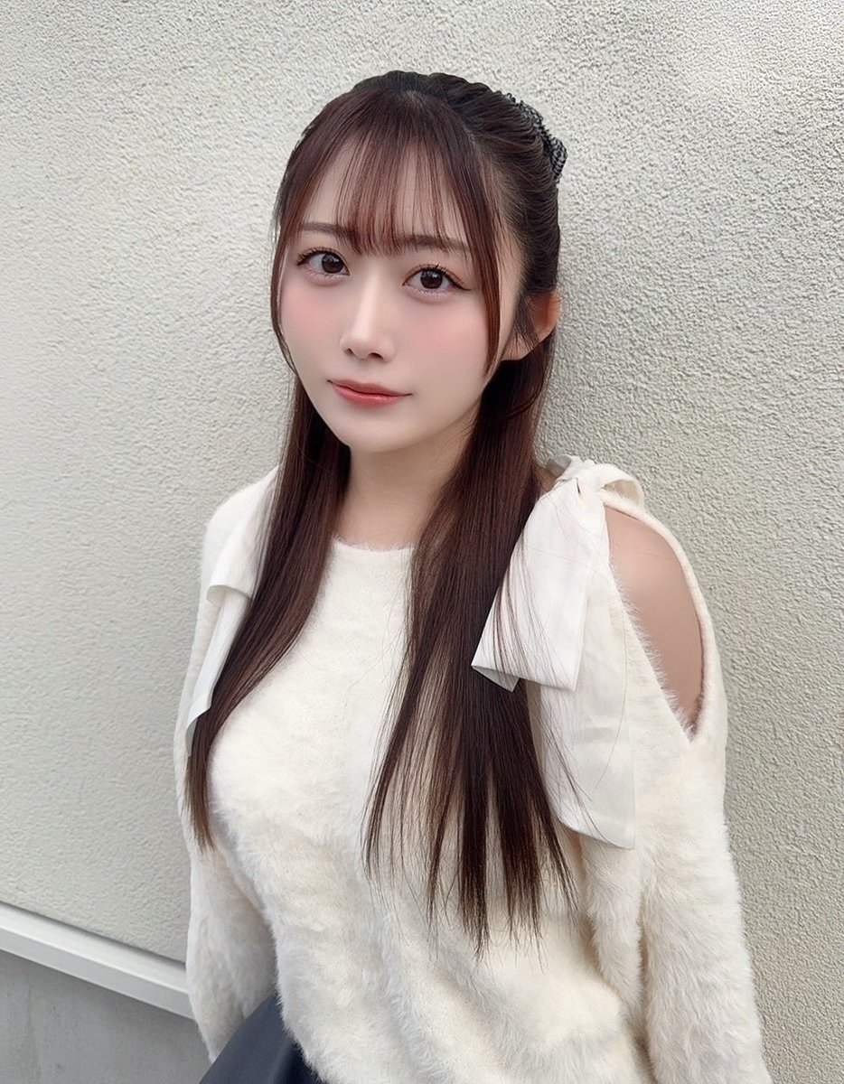 肩出し白ニット、あざとい？🤍