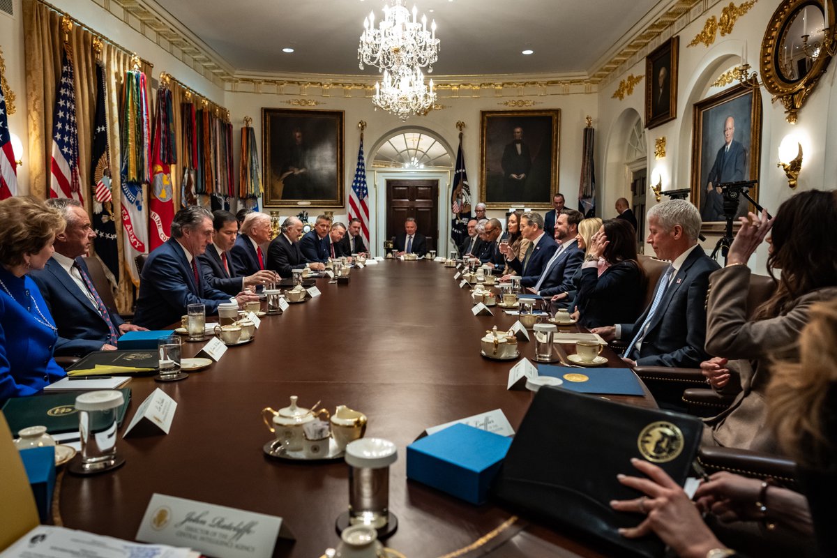 WhiteHouse's tweet image. Today, President Trump held his first Cabinet meeting of 2026, covering:

💊TrumpRx
💸Tax refunds
🏠Rising home sales
⚡️Booming energy production
💰Tariffs

And more! 🇺🇸