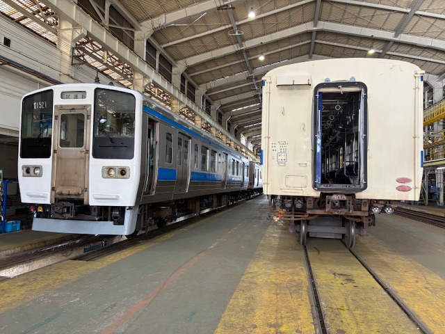 kosousya_KK's tweet photo. 本日は車両センターでの検修風景などをご覧いただきます！
・ピカピカになったパンタグラフを搭載した813系
・機能確認のためのテストラン風景
・415系の1500番代と100番代の並び
・最後の１枚は何の車両か分かりますか？😊
他にもぜひ見たい作業風景がありましたらリクエストくださいね♪ https://t.co/yJu2ZQn9Xj