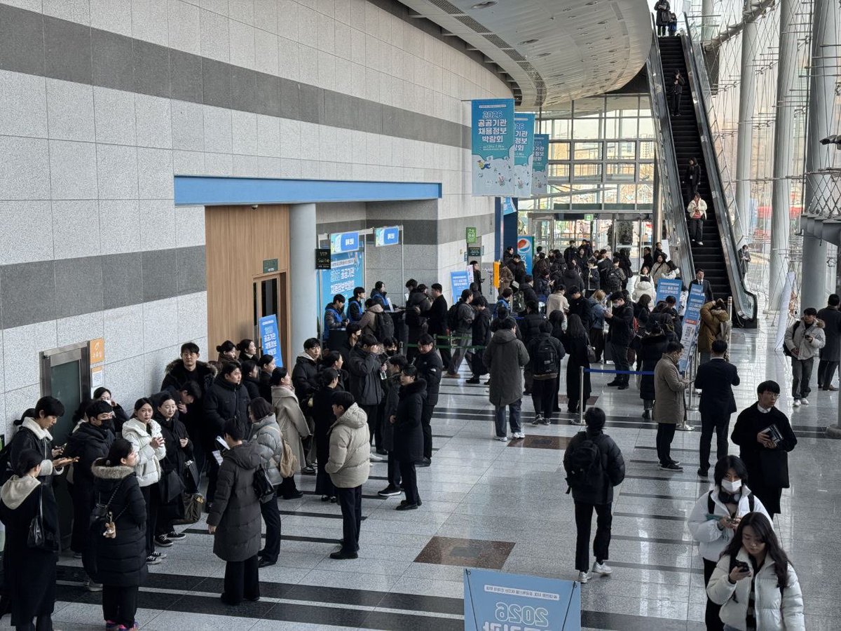 1.27(화)부터 1.29(목)까지 3일간 서울 양재 aT센터에서 개최된 공공기관 채용정보 박람회에서 무려 8만명이 넘게 방문했습니다. 청년들에게 실질적인 도움이 된 것 같아 뿌듯했지만, 한편으로는 좋은 일자리를 많이 창출해야 한다는 책임감에 가슴이 무거워졌습니다.