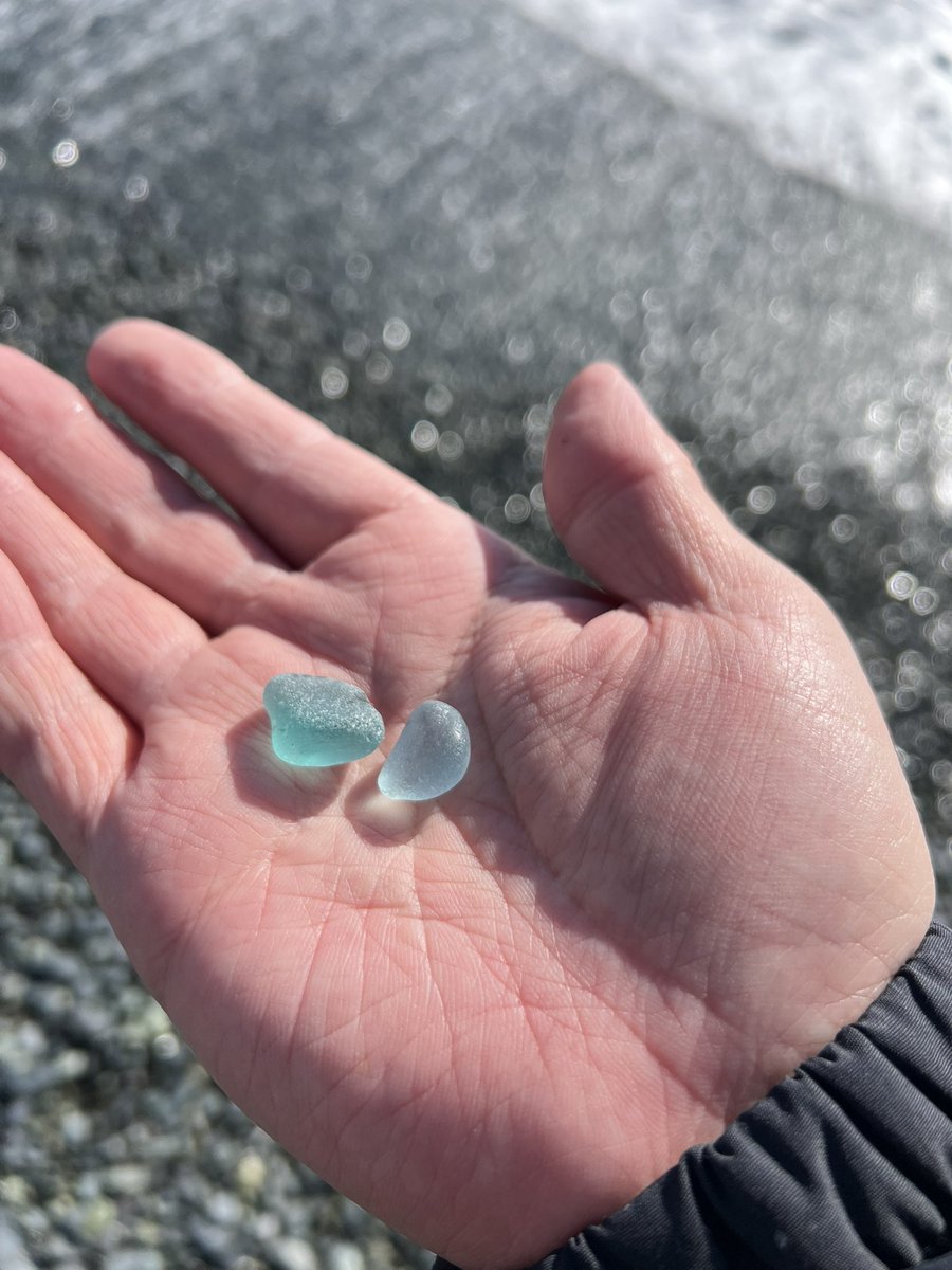 ブルーのシーグラス結構見かけるけど、今こんな色の瓶とかあんまり無い