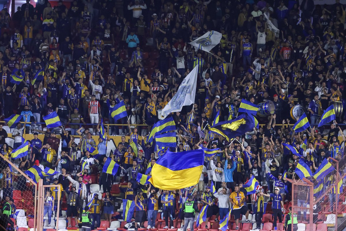 LigaBBVAMX's tweet photo. ¡Tendremos casa llena en San Luis Potosí! 🏟️🎉

Un enorme reconocimiento a la afición que hará del estadio una auténtica fiesta este sábado. 🤩

#LaLigaDeLaAfición | #ConMéxicoC26 https://t.co/0z9ktrtRo5
