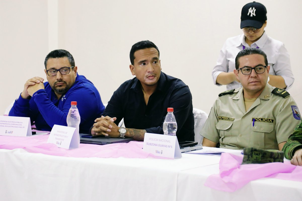 En Juján, el gobernador <a href="/josearevaloec/">José Arévalo</a>, lideró la quinta mesa técnica del Ejecutivo Desconcentrado, priorizando la prevención y la gestión articulada con todas las careras de Eestado. Acción en territorio que beneficia a 25.526 habitantes.
#ElNuevoEcuadorImpulsa