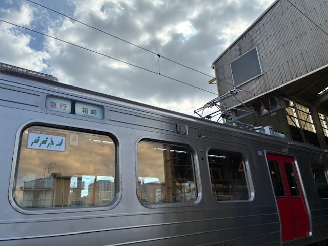 kosousya_KK's tweet photo. 本日は車両センターでの検修風景などをご覧いただきます！
・ピカピカになったパンタグラフを搭載した813系
・機能確認のためのテストラン風景
・415系の1500番代と100番代の並び
・最後の１枚は何の車両か分かりますか？😊
他にもぜひ見たい作業風景がありましたらリクエストくださいね♪ https://t.co/yJu2ZQn9Xj