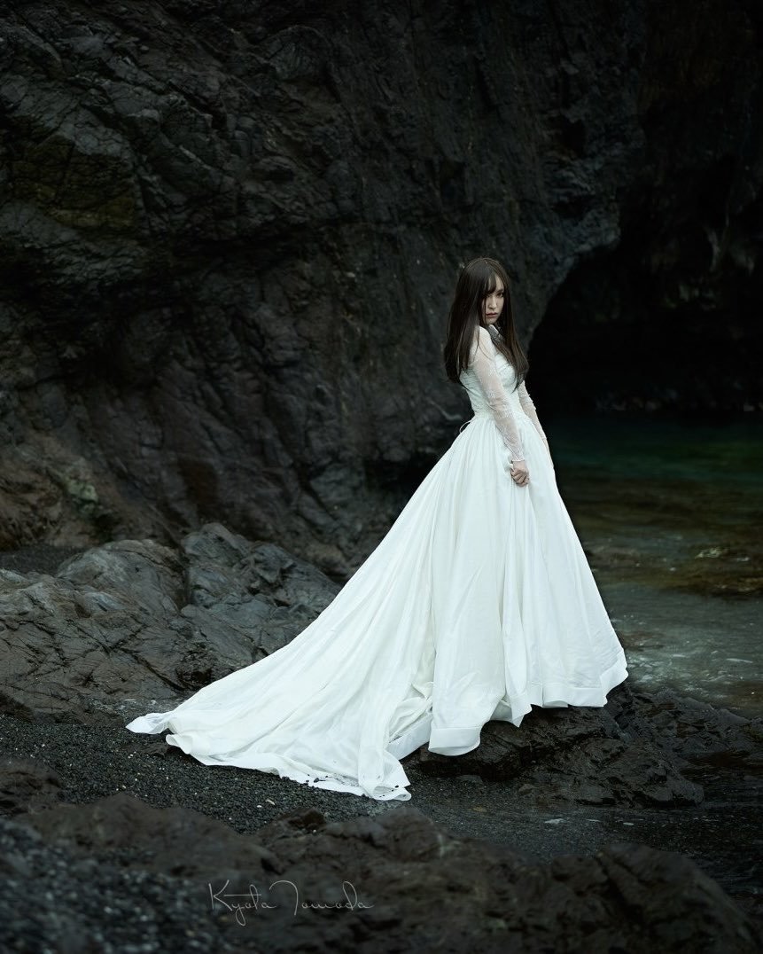 Bloom in the Abyss.

Fragile beauty standing against the rugged earth.
A white light in a dark world.

深淵に咲く花。
荒々しい大地に立つ、儚い美しさ。
暗闇の世界にある、一筋の白い光。

#Cinematic #FineArtPhotography #Japan