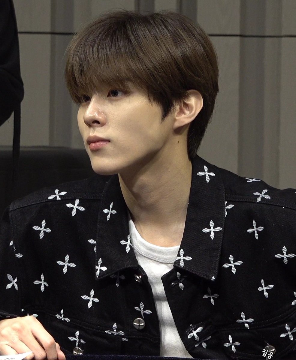 CHUPARK_babo's tweet image. 김우석 실물 느낌이 딱 이럼 이목구비가 4D처럼 느껴짐