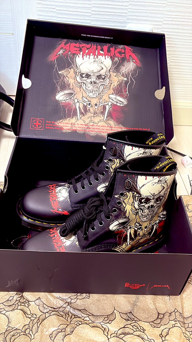 ドクターマーチンのメタリカコラボ

ブーツ本体お目見え

…かっこよすぎかぁ！！

公式オンラインショップで注文したんですけど、翌日に届くのは企業努力すごすぎるな。

#Drmartens
#Metallica