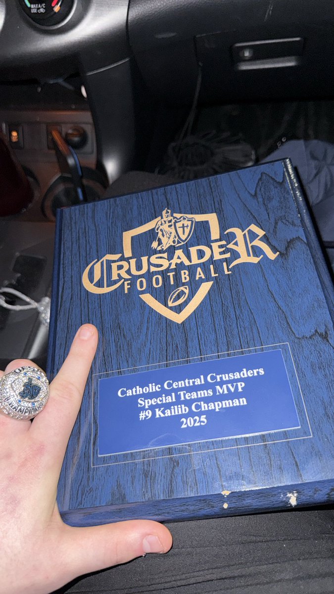 Blessed to have received Special Teams MVP at this year’s CCH Football Banquet! Great way to cap off my high school career 💙 
#bluetour