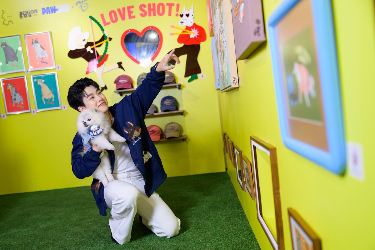 LookAround_TH's tweet photo. สยามดิสคัฟเวอรี่ ร่วมกับ Pnk.ff จัด “MY PAWFECT BUDDIES” นิทรรศการที่เชื่อมกันระหว่างศิลปะและสัตว์เลี้ยง ณ PAW LAB สยามดิสคัฟเวอรี่
🔗อ่านต่อ https://t.co/6jlz185rjN
#PAWLAB #SIAMDISCOVERY
#krmjtc #PawLabSiamDiscoveryXKrit
#TheExploratorium #BeRevolutionary #ComePlayWithUs
สยามดิสคัฟเวอรี่ ดิเอ็กซ์พลอราทอเรี่ยม ตอกย้ำการเป็น The Biggest Arena of Lifestyle Experiments ที่เต็มไปด้วยประสบการณ์ พร้อมให้ทุกคนเข้ามาค้นพบ (Experiment), สร้างสรรค์ (Create) และพัฒนา (Cultivate) ได้อย่างไม่รู้จบ ครั้งแรกกับการ Collaboration ระหว่าง PAW LAB พื้นที่ที่ให้เจ้าของและสัตว์เลี้ยงได้ค้นพบและใช้เวลาสำรวจร่วมกัน กับ Pnk.ff ศิลปินนักวาดภาพประกอบ และ Visual Designer จัดนิทรรศการ “MY PAWFECT BUDDIES” ภายใต้เทศกาลงานออกแบบกรุงเทพฯ 2569 (Bangkok Design Week 2026) นำเสนอผลงานศิลปะที่เชื่อมโยงสายใยระหว่างมนุษย์และสัตว์เลี้ยงผ่านมุมมองของศิลปินชื่อดัง ณ PAW LAB ชั้น 1 สยามดิสคัฟเวอรี่
นอกจากนี้ยังมีหนุ่มสุดฮอต “กฤษฎิ์ งามธนกิจจา” มาร่วมแชร์โมเมนต์ความประทับใจและสัมผัสงานศิลป์พร้อมกับ “น้องอุ๋ง” สุนัขตัวโปรด พร้อมร่วมพูดคุยถึงความผูกพันที่ไร้เงื่อนไขระหว่างเจ้าของและสัตว์เลี้ยงผ่านงานศิลปะอีกด้วย