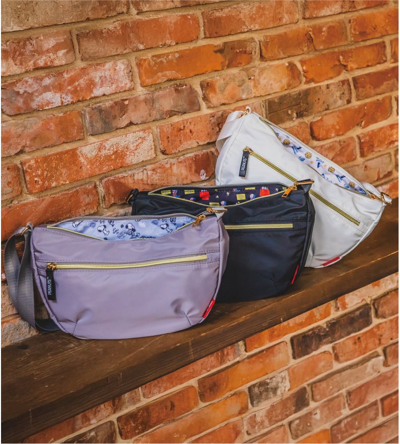 「PEANUTS」　スウェット＆バッグ
PEANUTSの仲間たちとフードのアートがオトナかわいいスウェット
裏地にPEANUTSの仲間たちの総柄をあしらったバッグシリーズ
（※ぬいぐるみは株式会社セキグチ様の商品となります。）

store.world.co.jp/s/brand/itsdem…