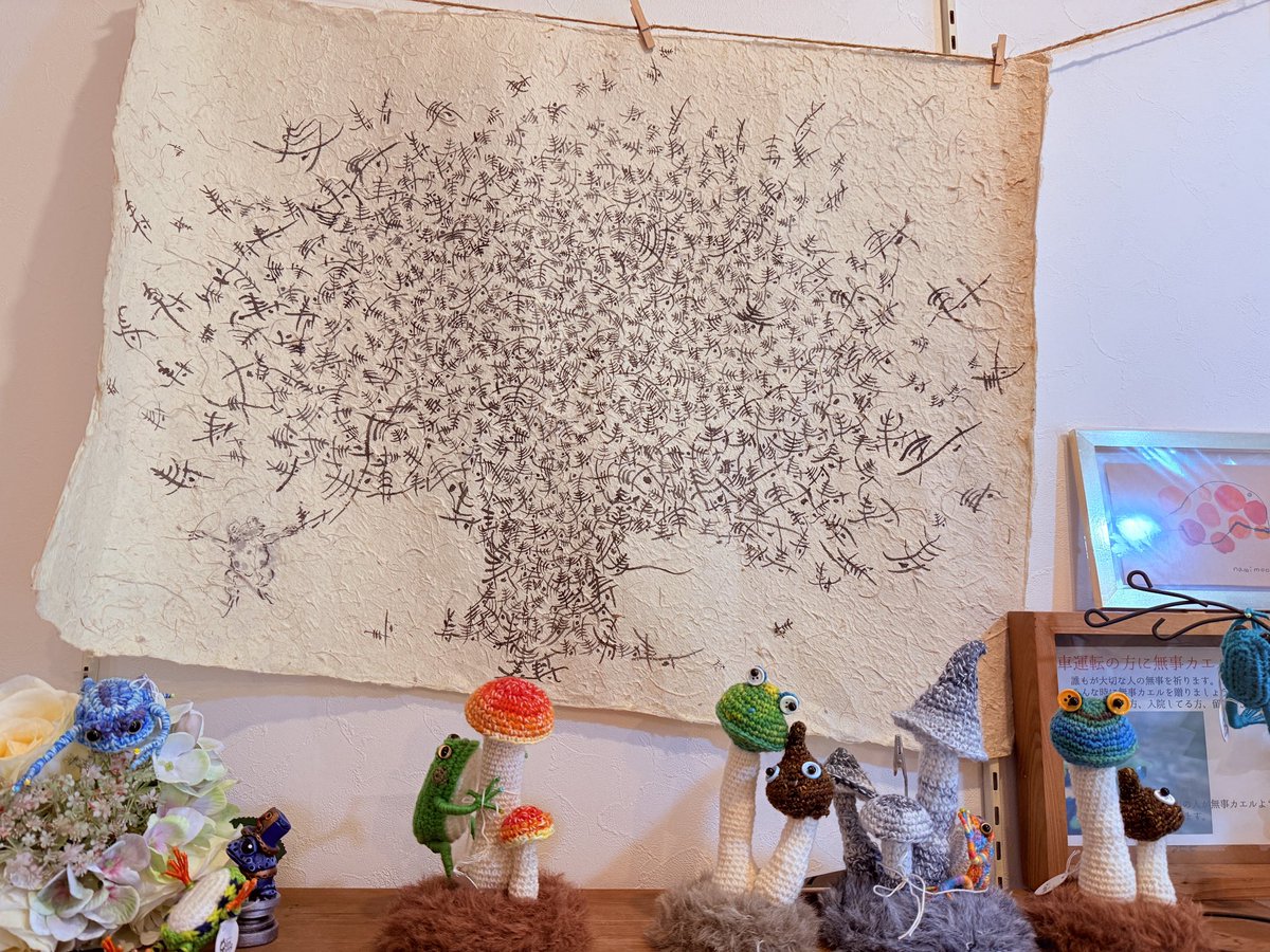 hiyori0609's tweet photo. ゲロッピーニューイヤー展、明日31日で終了です^_^
カエル神社にカエル神様降臨と寿の木の展示も終わります。
一年で1番縁起いいひより。に初詣に来てください！ https://t.co/CFARvqMpeH
