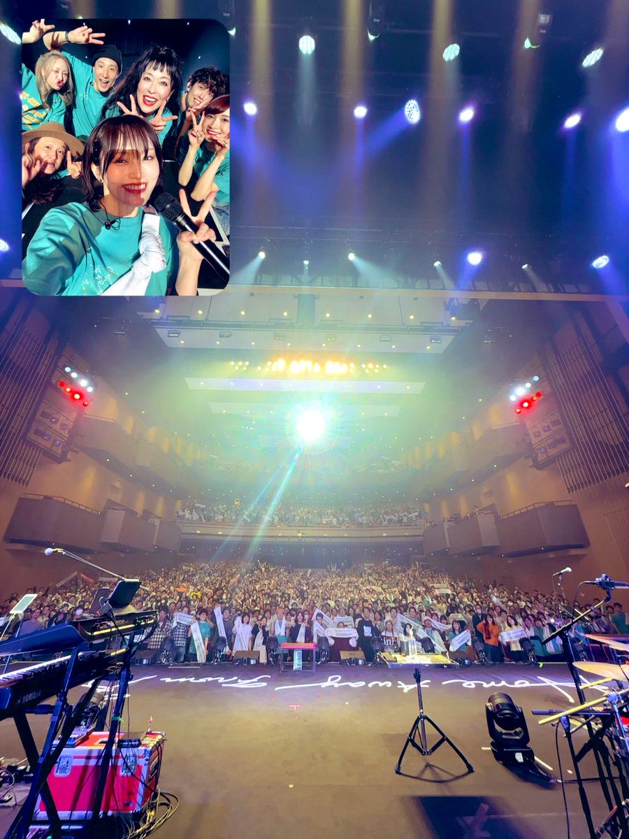 "Live คือ บ้าน" 

ชอบประโยคนี้ของพิเน่มากกก 
ทุกครั้งที่มารวมตัวกันมันจะอบอุ่นเสมอเลย✨
ป.ล.ชอบรูปนี้อ่ะ ฟีล family มากกก~