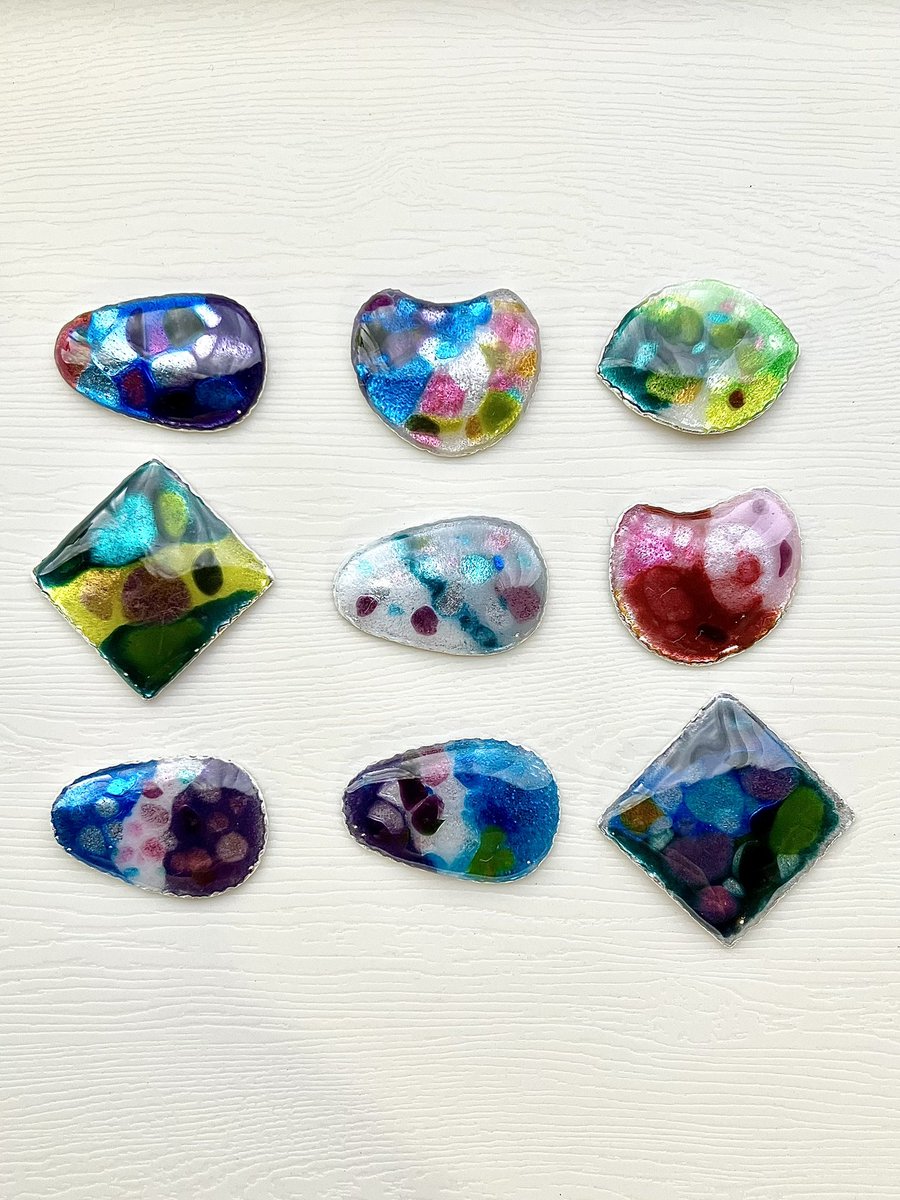 東山店です。

1月29日の七宝体験は、京都の着物専門店のお出掛けイベントで9名のお客様がお越しくださいました。

お作りになったのは、フリット七宝の技法を用いた色とりどりの帯留めです👘✨

この度はご来店ありがとうございました😊🎨

#七宝焼  #伝統工芸 #七宝体験 #フリット七宝 #帯留め