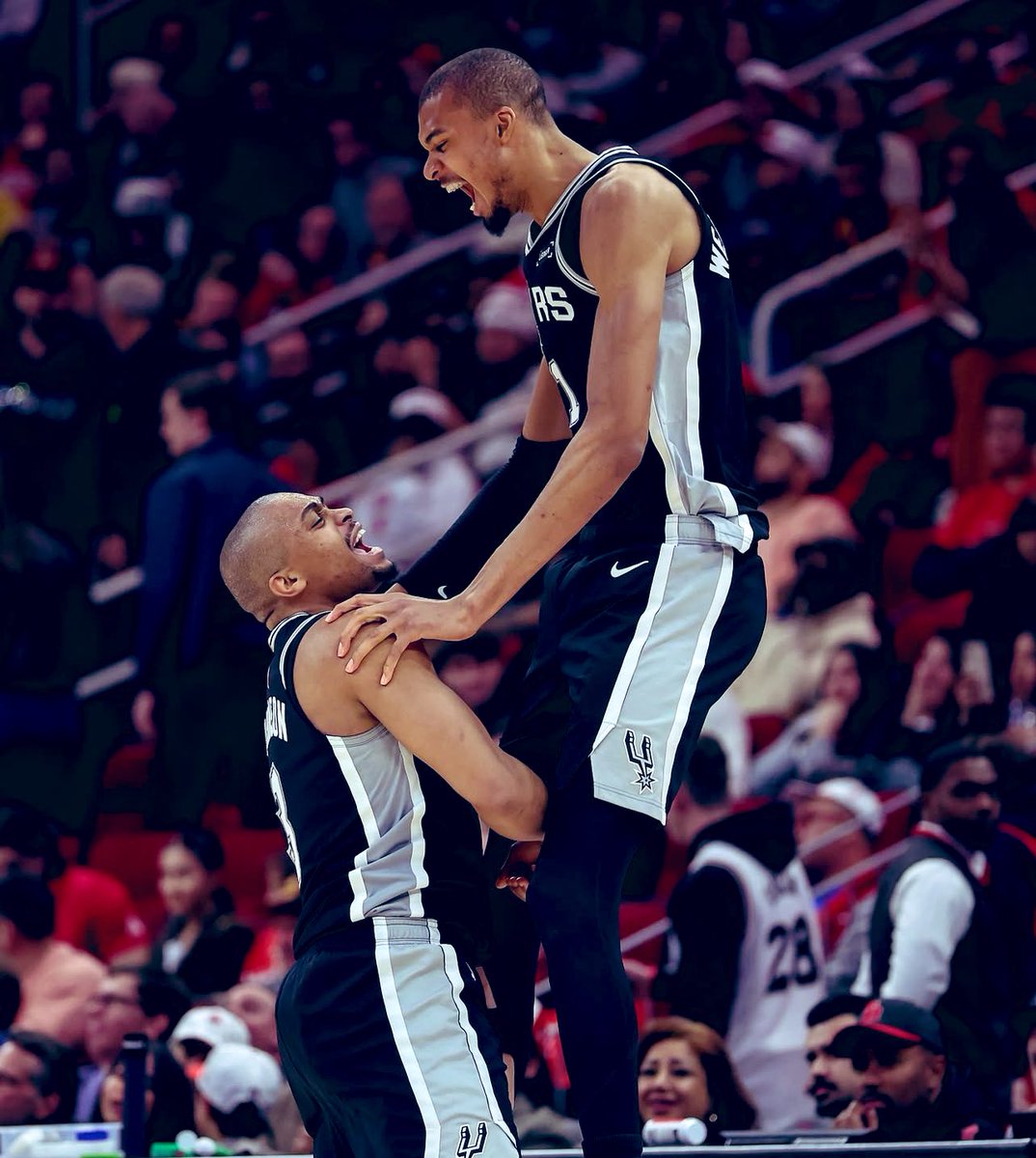 salinisalazini's tweet image. Don’t ever trade this man!!!!
I LOVE HIM, ngl I gave up on him these last couple seasons 

THIS SEASON…
I am so glad I was proven wrong!!

#6MOTY!!!!! #KELDONJOHNSON

📸@spurs