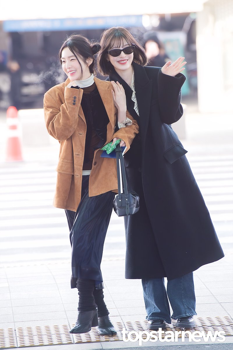 [HD포토] 레드벨벳 아이린-조이, ‘사랑스러워’ (인천공항 출국) #인천공항 #출국 #입국 #프리뷰 #레드벨벳 #RedVelvet #아이린 #IRENE #조이 #JOY topstarnews.net/news/articleVi… <- Original Photo