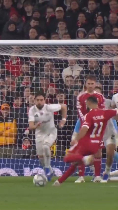 技ありのフリーキック👏 ＼ ソボスライがボールを動かし、サラーが得意