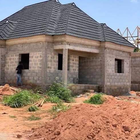 HOW MUCH DOES IT COST TO BUILD A STANDARD 3-BEDROOM BUNGALOW IN NIGERIA IN 2026?

Are you planning to build your own house in Nigeria this year? 

Let’s break down the actual cost of building a standard 3-bedroom bungalow, from start to finish, based on current market prices.

A