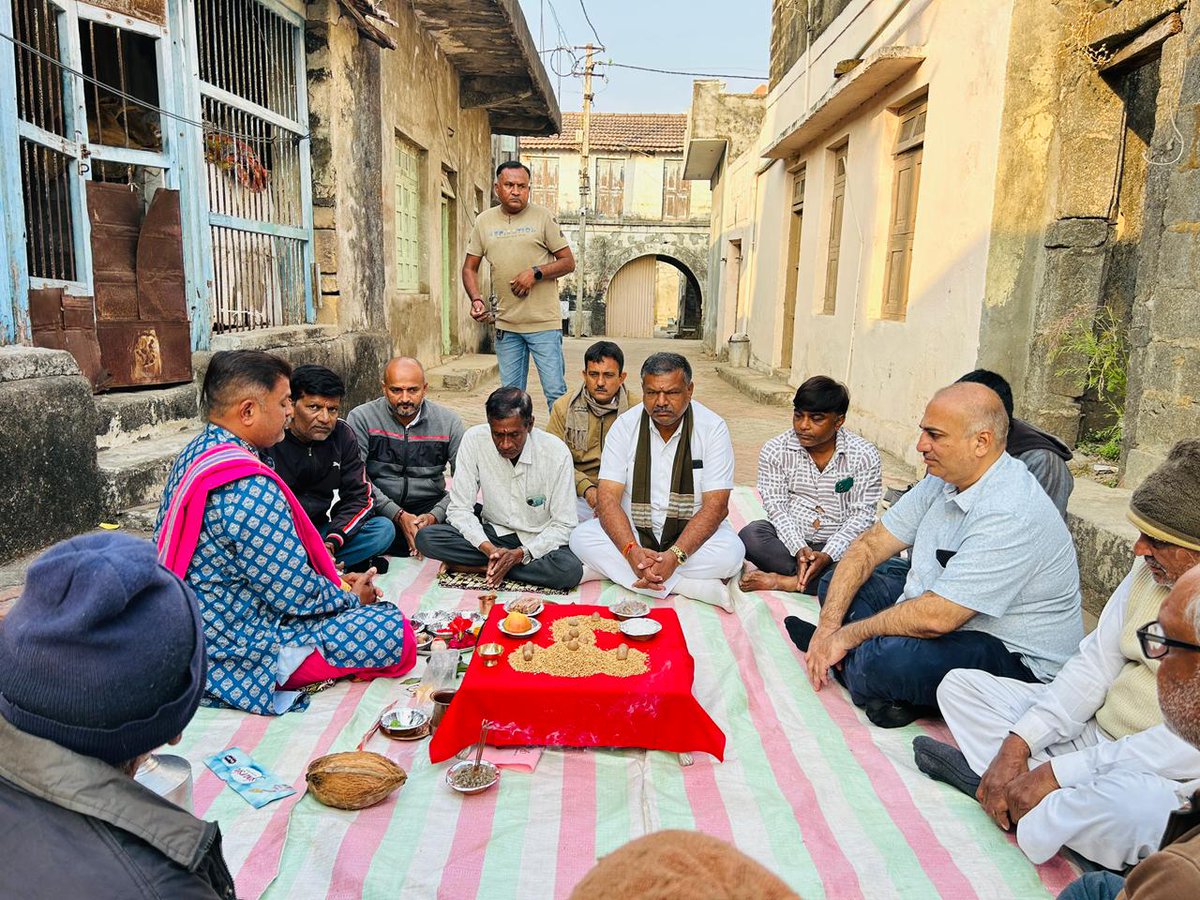 Tdovanthai's tweet photo. જૂનાગઢ જિલ્લાના વંથલી તાલુકા પંચાયત ના ઘંટીયા અને લુશાળા ગામે માન. ધારાસભ્ય શ્રી માણાવદ મ.વિ.અરવિંદભાઈ લાડાણી તથા તાલુકા વિકાસ અધિકારી શ્રી તેમજ જિલ્લા અને તાલુકા પંચાયત સદસ્યશ્રીઓ નરેડી ડુંગળી ઘંટીયા કોયલી સાંતલપુર લુશાળા ખુભડી ગાદોઇ અને નગડીયા ગ્રામ પંચાયત ભવન નું ખાતમુહૂર્ત https://t.co/llEzQzu4Fv