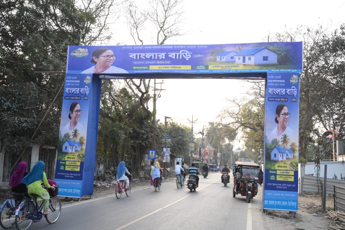 Street Gate at Hemtabad Block asa part of IEC activities for Banglar Bari Prokolpo. <a href="/UttarDm/">D.M. Uttar Dinajpur, WB</a> <a href="/wbprd/">Department of Panchayats & Rural Development</a> <a href="/MamataOfficial/">Mamata Banerjee</a> <a href="/abhishekaitc/">Abhishek Banerjee</a>
