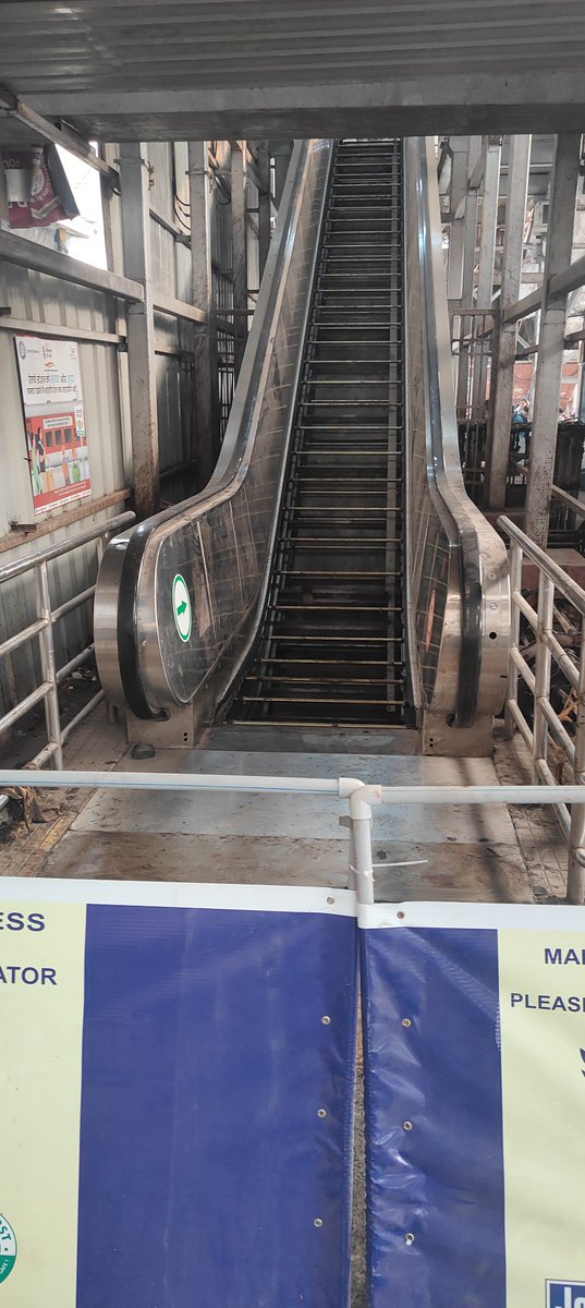 nirajthakkar18's tweet photo. Today also same issue again escalate not working at Mulund station @Central_Railway @drmmumbaicr @RailMinIndia @RailwaySeva https://t.co/C8HC4iJPv5