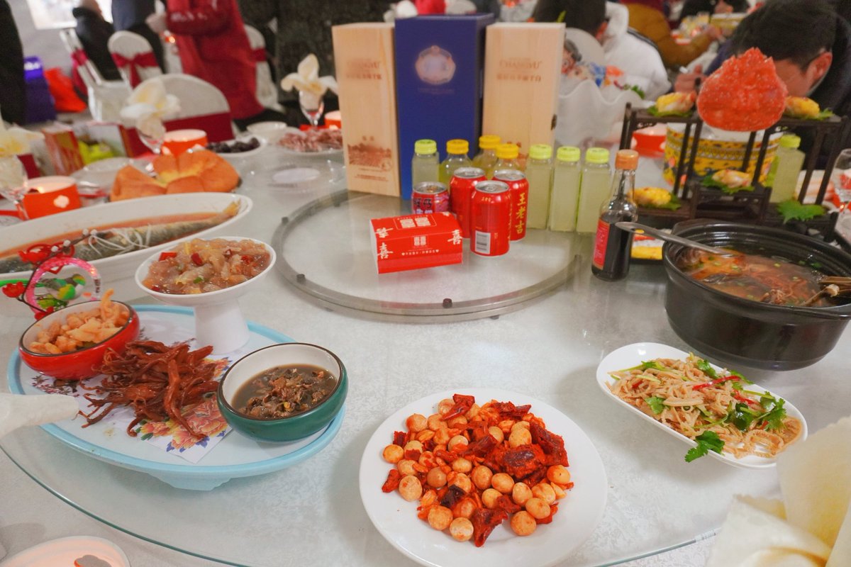 ailuqiao123's tweet image. Chinese-style wedding feast in full swing! A table loaded with delicious food, festive red drinks and elders' favorites—nothing beats the lively, joyful vibe here. 🎊
#ChineseWedding #FeastVibes #TraditionalJoy #FestiveFood