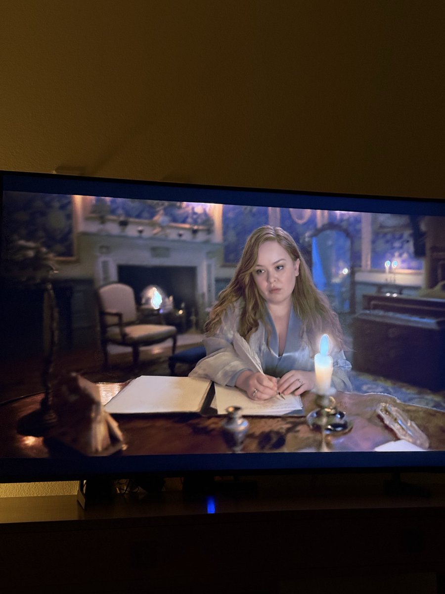 Show me someone better at serving face while writing, you can’t #bridgerton