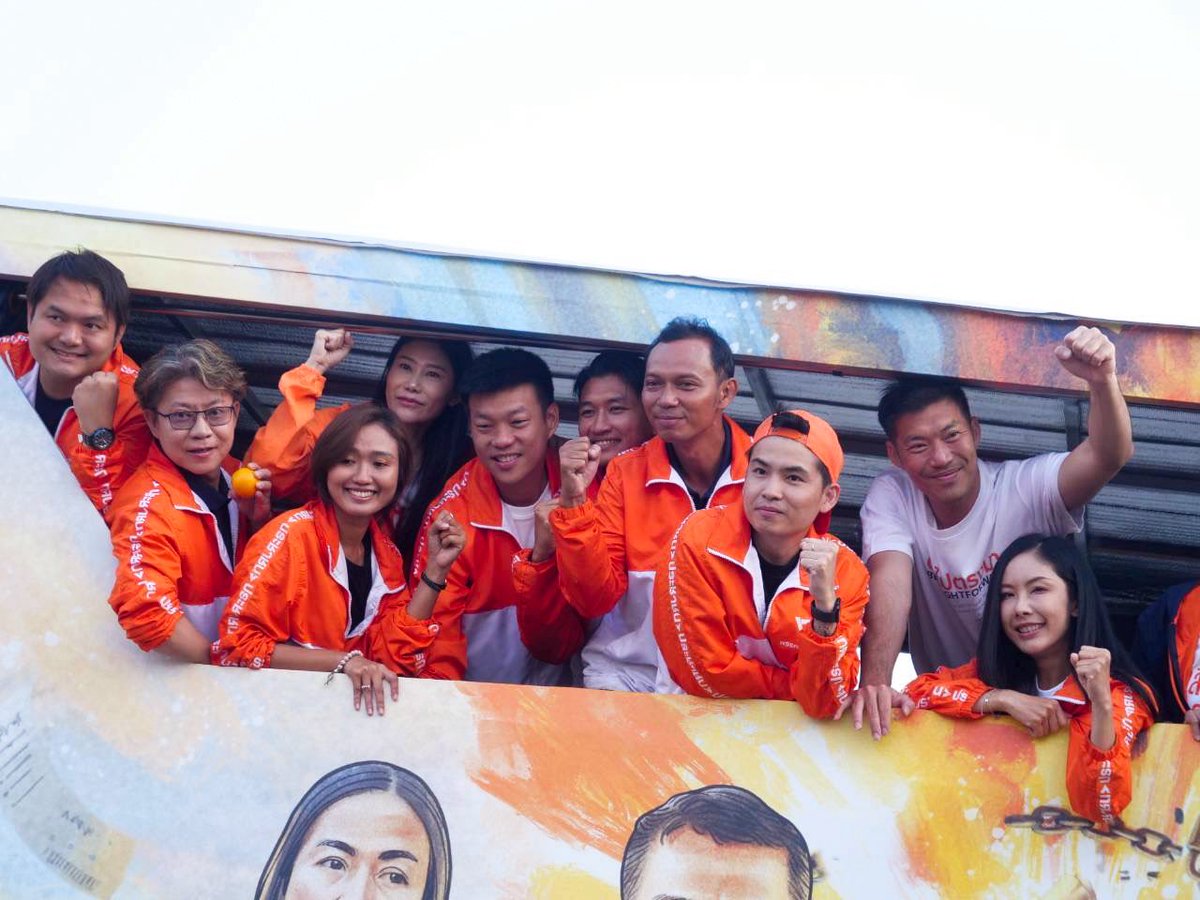 teng_pple's tweet image. 🚌นี่ไม่ใช่โตเกียวดริฟ แต่เป็นพีเพิลดริฟ ออกเดินทางได้!🍊
.
เช้านี้คาราวานทุกสายได้ออกเดินทางไปพบทุกท่านถึงหน้าบ้านแล้วครับ
สามารถติดตามเส้นทางแต่ละสายได้ที่นี่นะครับ 
👉 election69.peoplesparty.or.th 
ว่ารถแต่ละสายว่าถึงไหนแล้วบ้าง จะได้ไม่คลาดกันครับ 👌
.
ออกมาเจอกัน โบกมือทักทาย…