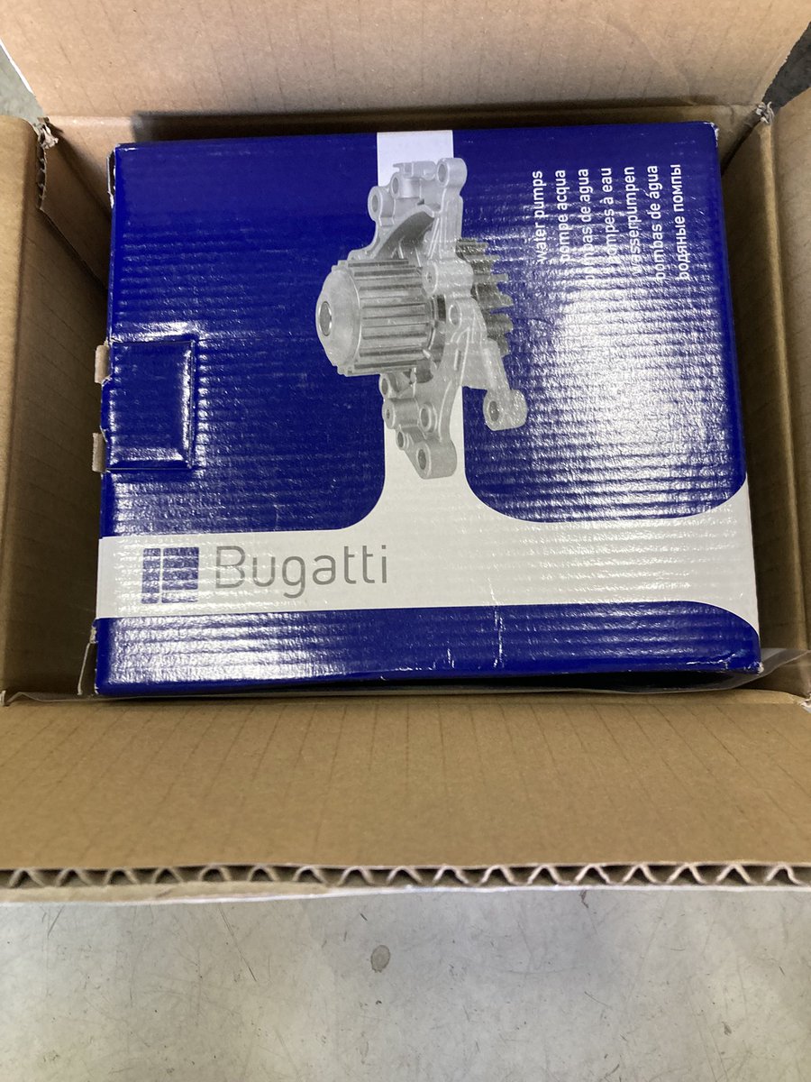 お下取りで入荷してたルーテシアが売れましたので納車整備中です！

怪しいのでウォーターポンプを交換するのですが、Bugatti(ブガッティ?)のポンプに交換します🙂?

納車整備も車両によってまちまちですが、整備内容が気になる方はお気軽にお問い合わせください！