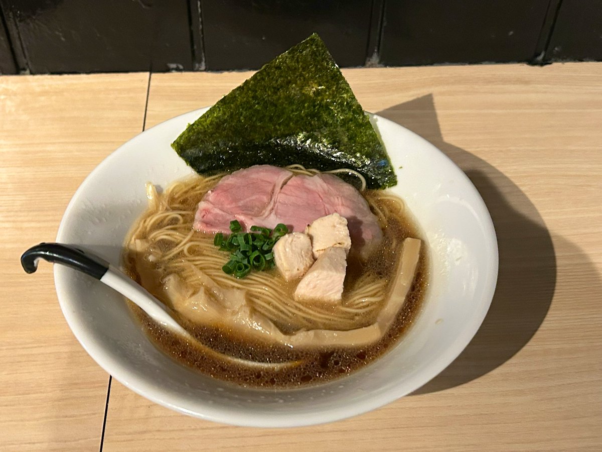 kita_asagaya's tweet photo. 阿佐ヶ谷北口のラーメン屋「麺屋 和章」が1/26(月)にオープンしてたみたい。今日やっと初訪問。醤油ラーメンを注文。800円。具材は、穂先メンマ、青ネギ、鶏ササミ(？)の塊、チャーシュー、海苔。細麺。オイリーな醤油スープ。ボリュームは普通。アリかと。最近オープンした「わんたん亭」より好印象。 https://t.co/pjZF6aNFUo