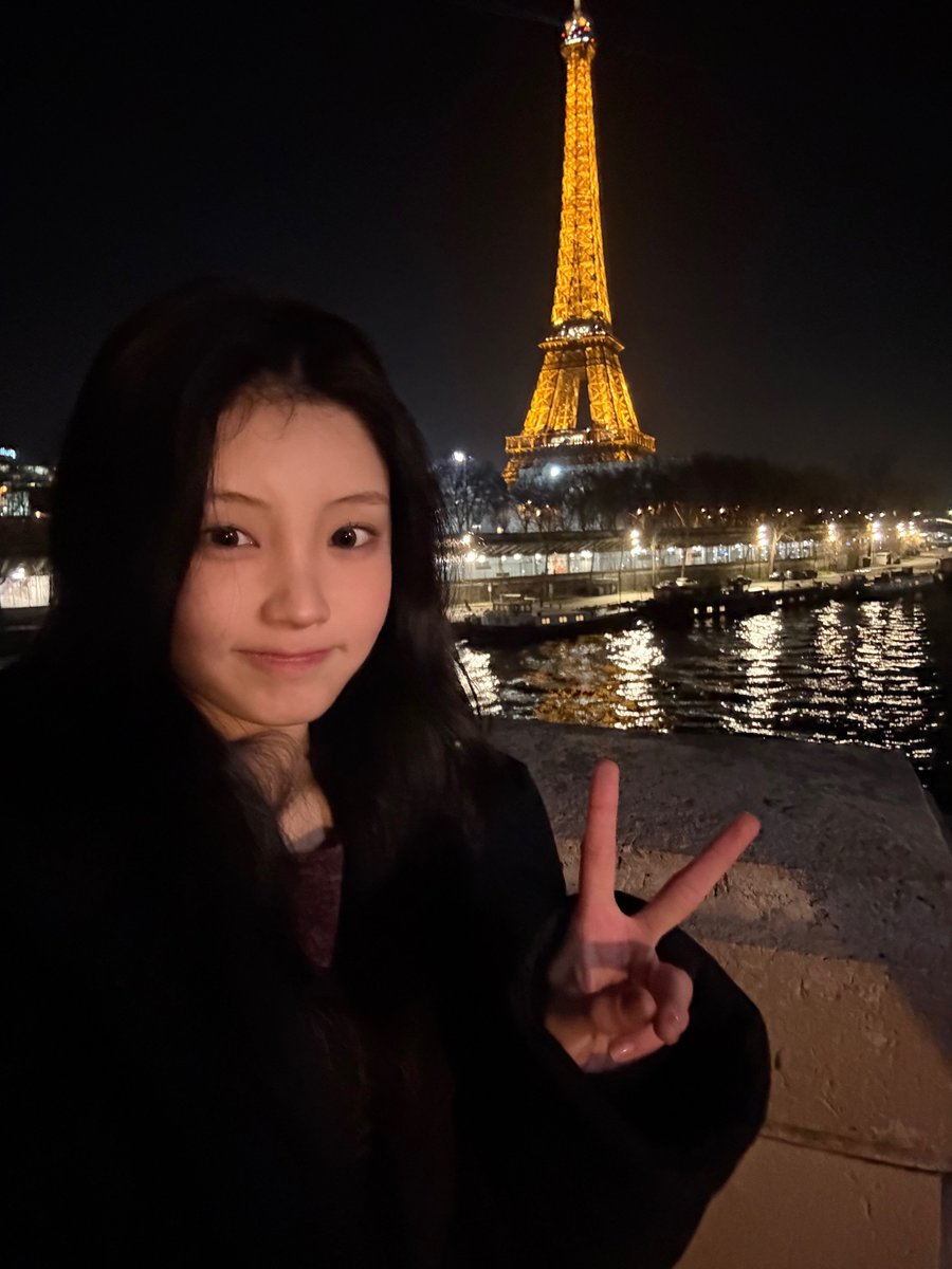 fromwonhee's tweet photo. 🐿️📸 260130 | 11:59 KST

“when you think of paris, it’s the eiffel tower, right?”
“of course i took photosss”
+📸
“how is it??”
“this one is the version with the eiffel tower hat on”
+📸
“this one is the normal version”
“+ a little bit of excitement” https://t.co/x5wusXnDKY