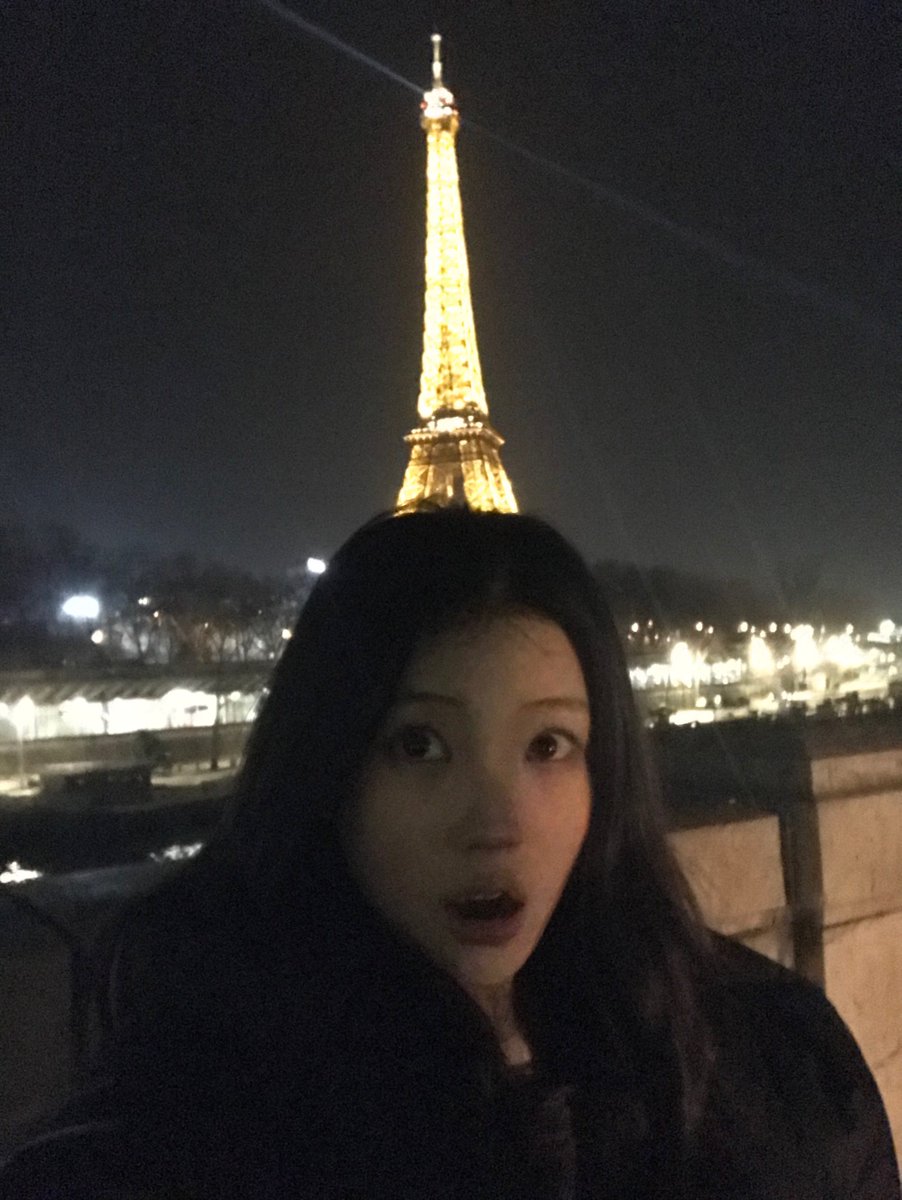 fromwonhee's tweet photo. 🐿️📸 260130 | 11:59 KST

“when you think of paris, it’s the eiffel tower, right?”
“of course i took photosss”
+📸
“how is it??”
“this one is the version with the eiffel tower hat on”
+📸
“this one is the normal version”
“+ a little bit of excitement” https://t.co/x5wusXnDKY