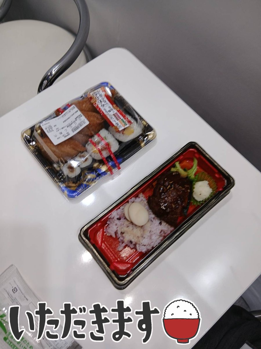 ih_sns's tweet photo. ＼🔧展示会情報  CONVERTECH／

コンバーテック展、最終日❗️
現地スタッフからお昼の様子が届きました📸
時間が無いのでコンビニでお弁当を買って食べたそうです🍱

ちなみにカフェは昨日こんな状態だったようです👀

#東京ビッグサイト
#石井表記 https://t.co/Kq9BDoWiR4