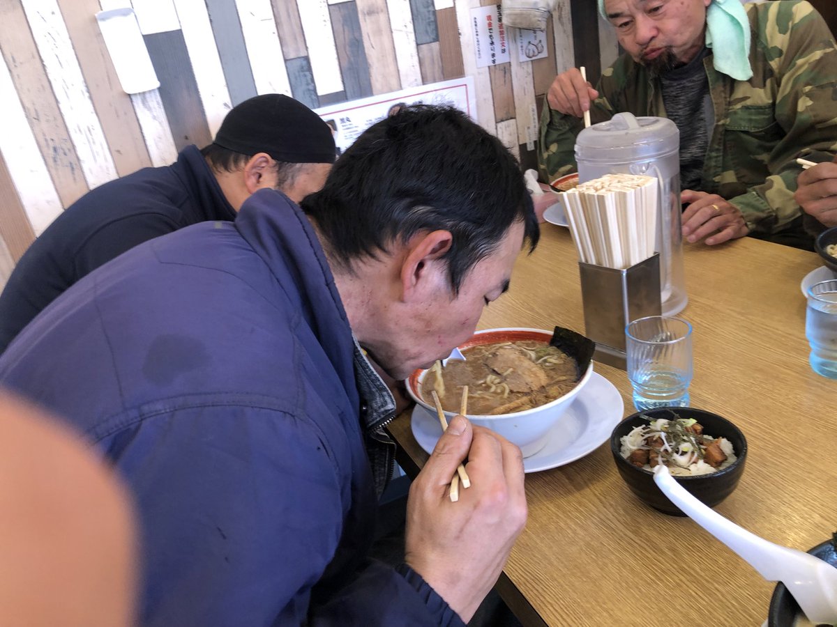 今、現場近くの『本丸 泉駅前店』にて元請けの社長さんにご馳走になりました。
この店舗は初めて来ました。なので、ラーメンも初めての「豆乳味噌ラーメン」を頼みました。予想通りのまろやかな味噌です。
スープも美味しかったです。お昼はミニ丼も100円で相棒が気を効かして頼んでくれました