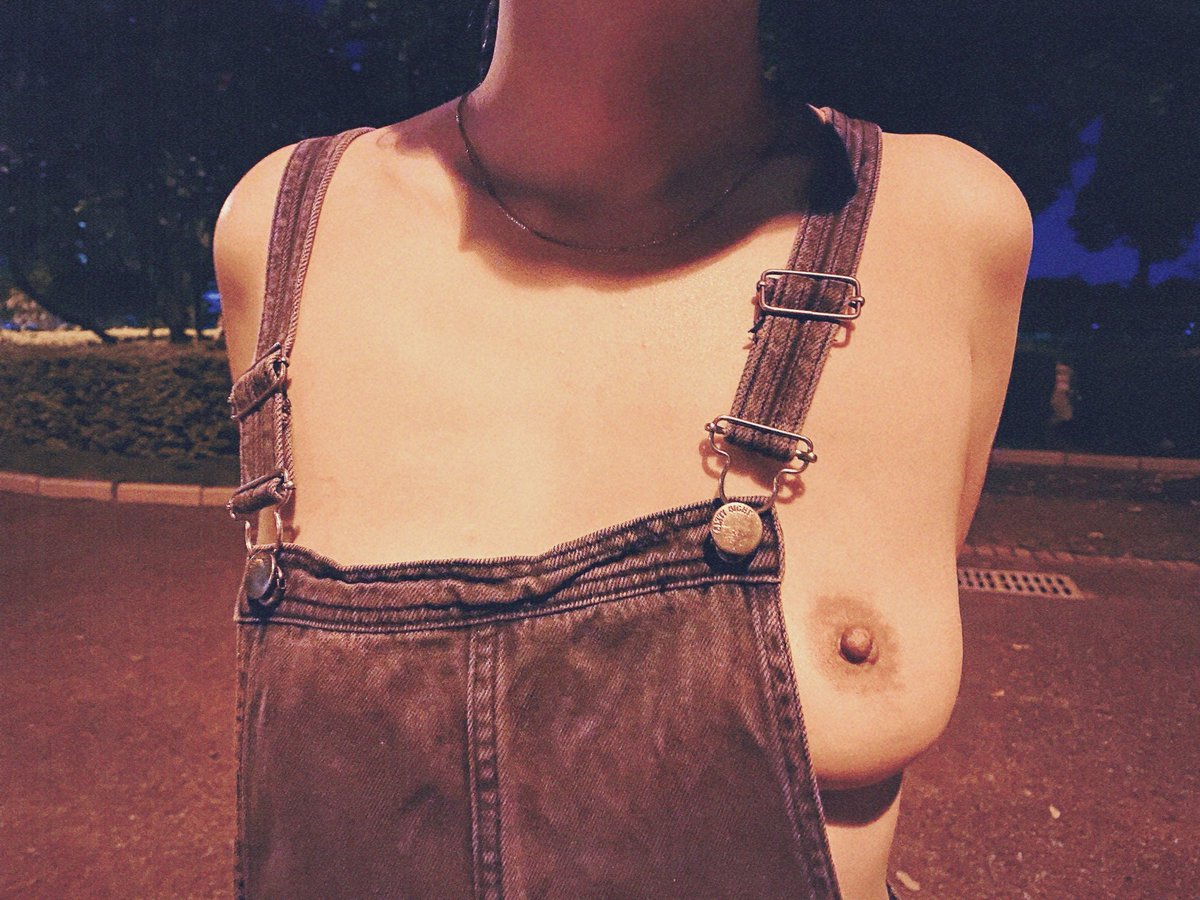 everything99042's tweet photo. 夜晚这样逛逛 #露出 https://t.co/TNwdU69X2Y