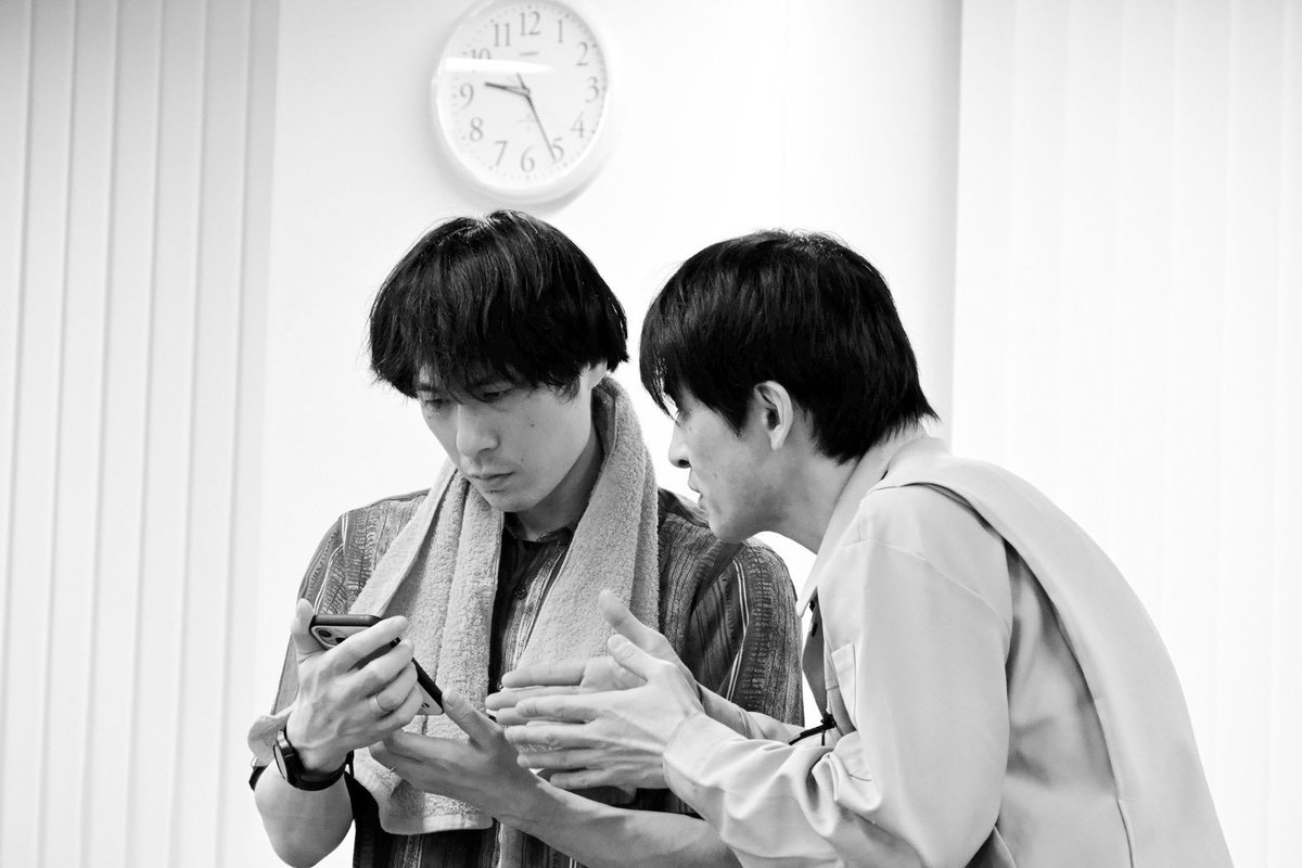 DxInago's tweet photo. 【本番ま1週間、佳境の稽古場】

★公演詳細、予約方法は下のほう★

もう台本の改稿は何稿目なのかわからないぐらい検証、改善、検証、、、の繰り返し。
俳優もスタッフもよくついてきてくれる。

最初から確たるモノを用意できればいいけれど自分はまだまだ未熟。

コンクールの時からずっと、
お客様にわからせることと、わからせないこと、わかったら面白いけどわからなくてもいいこと、そのさじ加減、塩梅をずっと探し続ける作業。

見てスカッとする作品も良いけれど、良い意味でモヤッて、後であーだこーだと話したくなるような作品にしたい。けど嫌なモヤり方にはしたくない。
（スカッとジャパンって番組が嫌いでした😅）

演劇は何でもアリだけど、何やってもいいわけじゃない。ルールの中の遊び。計算された余白。でも計算できないナマモノであることも事実。

生きてる人間が生きてる人間を演じる。嘘だけど嘘じゃない。悪い嘘はつくな。でも嘘は嘘だ。俳優そのままではいけない。でもそれは俳優自身だ。

なんなんだこの禅問答押し問答。
30年やってまだずっとやって、やるほどわからなくなる。
わからないから考えたくなるしまたやろうと思うようになる。

わからない、って諦めじゃなくてワクワクなはずだから。

全ての応援が力になります。
でもまだもっと応援されたい贅沢人間です😅😅
広げてください！狭い日本といえど人口減少といえど1億人いる！

がんばりますぅ🔥🔥🔥

▼▼公演詳細▼▼

若手演出家コンクール2024年度
最優秀賞受賞記念公演
INAGO-DX
『埋まれ、故郷』
2026.2/6(金)-2/8(日)
@「劇」小劇場(東京)

作：武田宜裕×山川愛美
演出：武田宜裕
出演：武田宜裕 山田健太 有田賢生 山川愛美 中川綾子

★★★★★★★★★★★★★★
【あらすじ】
かつて海だった場所に築かれた埋立地。 地盤沈下が進み、多くの人々が去ったこのまちの中心の小高い丘の上に、静かに佇む神社。
その神社の所有者である宮司が病に倒れる。宮司の一人娘である皇美は、神社の将来を思案する中で、地元の役所に勤める幼馴染みの不動と偶然再会する。そんな二人の前に、一年前に失踪した皇美の夫・香山が突然帰ってくるー。

地面の上と下、日常と不思議が溶け合う、小さなまちの物語。

--------------------
【日時】
2026年
2/6(金)19:00開演
2/7(土)14:00開演／19:00開演
2/8(日)14:00 開演
開場は開演の30分前・受付開始は開演の1時間前
★全4回公演 上演時間：約90分
★全ての回でアフタートーク開催

【会場】
「劇」小劇場
〒155-0031東京都世田谷区北沢2-6-6
Tel：03-3466-0020
京王井の頭線の方は、中央口改札より徒歩約3分
小田急線の方は、東口改札より徒歩約3分

【チケット】
日時指定・全席自由
一般：前売3,500円
U-22：前売2,500円（ご観劇時22歳以下対象・要身分証）
U-18：前売2,000円（ご観劇時18歳以下対象・要身分証）
※当日券は+500 円

①遠方割引
東京・埼玉・神奈川・千葉以外の都道府県在住者対象、上記料金から500円引（要身分証・免許証など居住地を証明するもの）
②リピート割引
2回目以降の観劇者対象、上記料金から500円引（要半券提示）
③日本劇作家協会員 優待割引
日本劇作家協会員対象、上記料金から300円引
（要会員証提示）
④コンクール観劇割引
1/27〜2/1に開催される「若手演出家コンクール2025」最終審査会の観劇者対象、上記料金から300円引（受付にて最終審査会のチケットの半券をご提示ください）
　
⚡️①②③④併用不可

★オンライン予約
https://t.co/H0uvpq45rV
★最新情報
https://t.co/Ql4ZcGyTzO