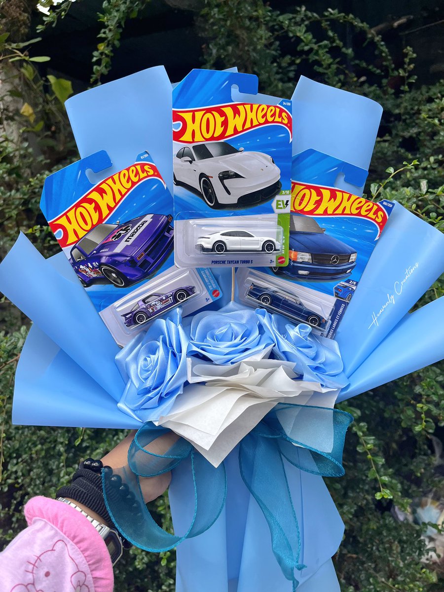 flowers for him ! 🚗🌹

Hot wheels bouquet 

- 100% handmade
- inclu: 3 hotwheels &amp; 3 eternal roses

wts lfb flowers valentines gift for him