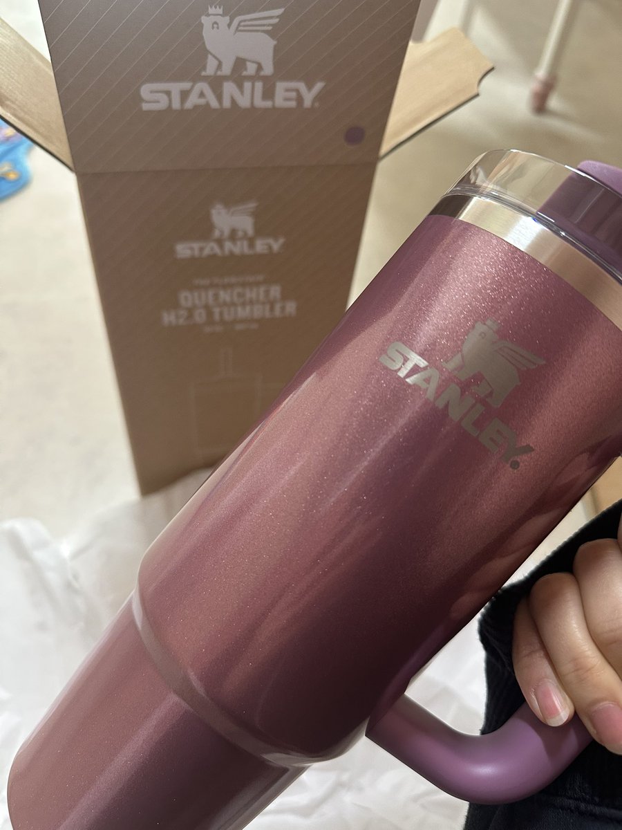 mikixkr's tweet photo. 今年の早めのホワイトデー🤍🤍
まだバレンタインもきてないのに🤭
色味が可愛すぎる早く使いたい
けどその前にキャップも買っちゃお🤣 https://t.co/QabZfPgxak