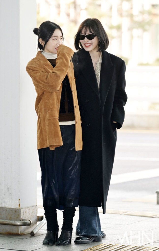 Irene with Joy at Incheon airport today on the way to SMTOWN Fukuoka! 

#IRENE #아이린 #RedVelvet <a href="/RVsmtown/">Red Velvet</a>