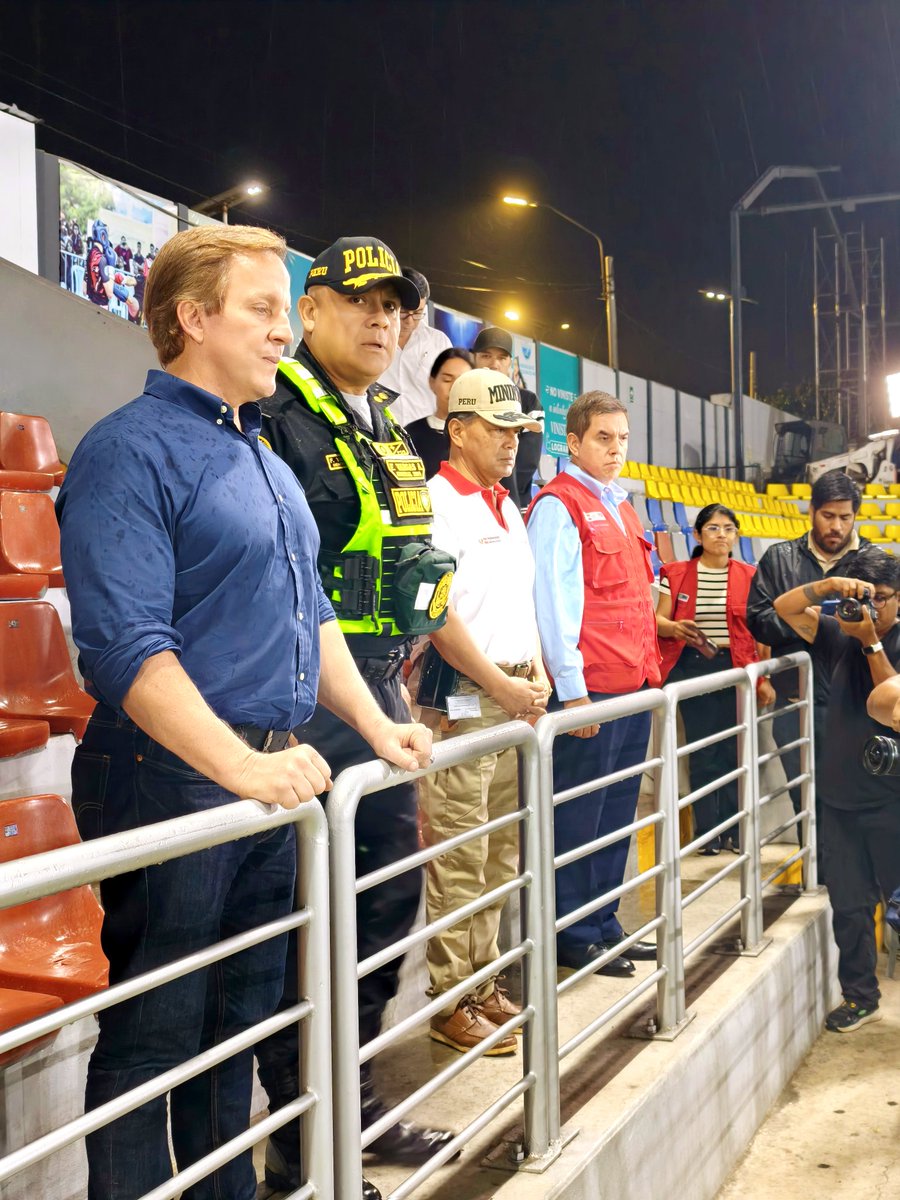 🚨 AUTORIDAD TOTAL | El Jefe de la Región Policial Lima Centro, lidera hoy el operativo de Control Territorial 2026 en Magdalena del Mar. 👮‍♂️🚔
​Junto al alcalde Francis Allison,  para garantizar un distrito libre de delincuencia.#Seguridad #Magdalena