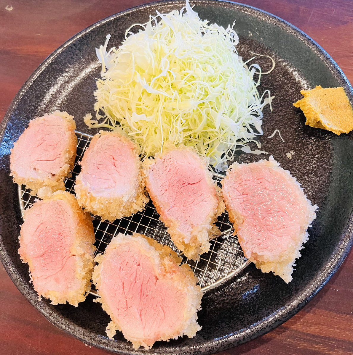 sho_4050's tweet photo. なおきー！！！！
いのうえなおきー！！！
めっっっっちゃ美味しかった🐷
過去一って言っちゃうくらい、柔らかいしお肉の味がしっかりしてた！

続報をお楽しみに🤫

 #ブラウブリッツ秋田
 #カターレ富山
 #井上直輝
 #とんかつ https://t.co/ChczADFeCX