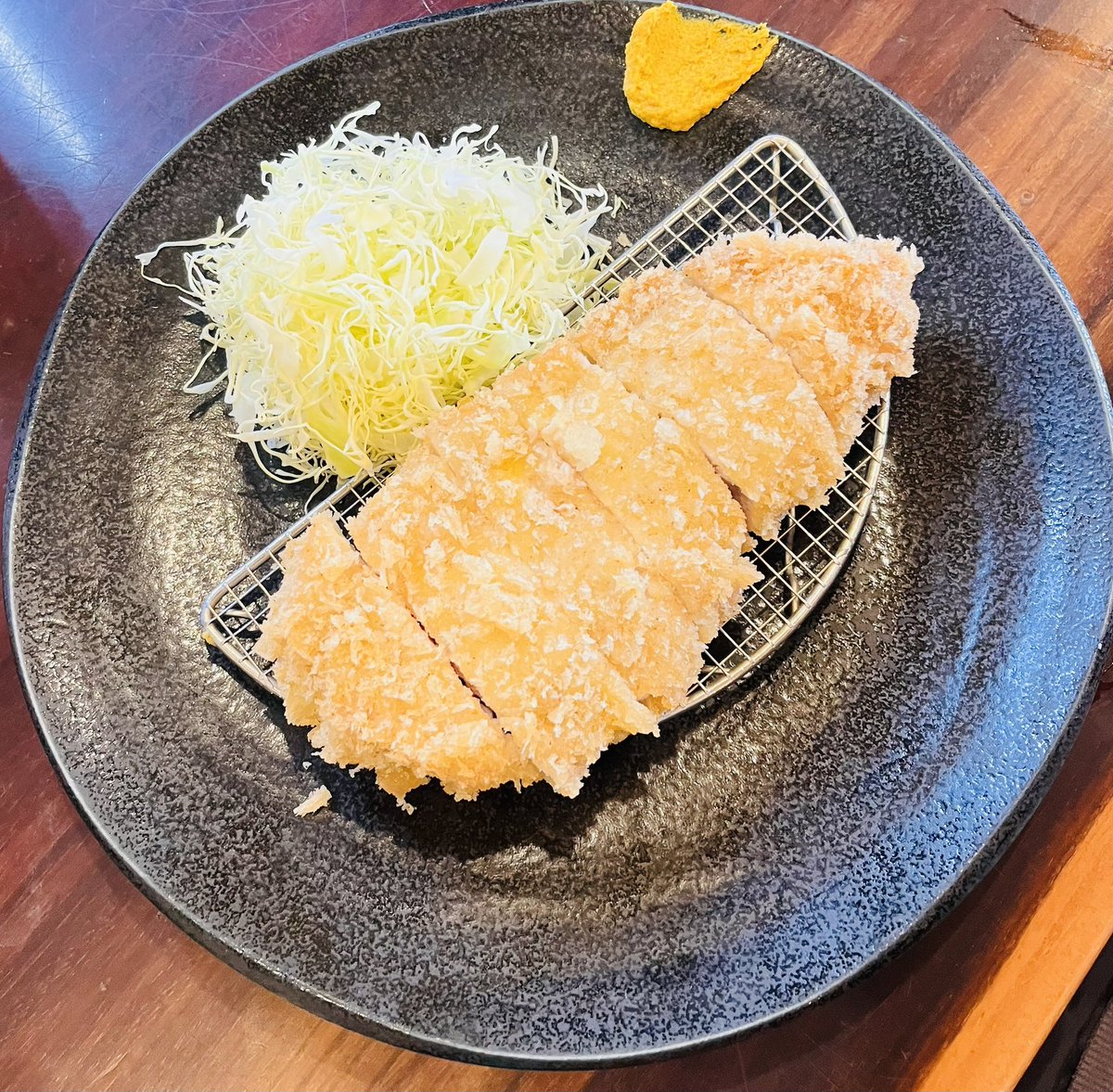 sho_4050's tweet photo. なおきー！！！！
いのうえなおきー！！！
めっっっっちゃ美味しかった🐷
過去一って言っちゃうくらい、柔らかいしお肉の味がしっかりしてた！

続報をお楽しみに🤫

 #ブラウブリッツ秋田
 #カターレ富山
 #井上直輝
 #とんかつ https://t.co/ChczADFeCX