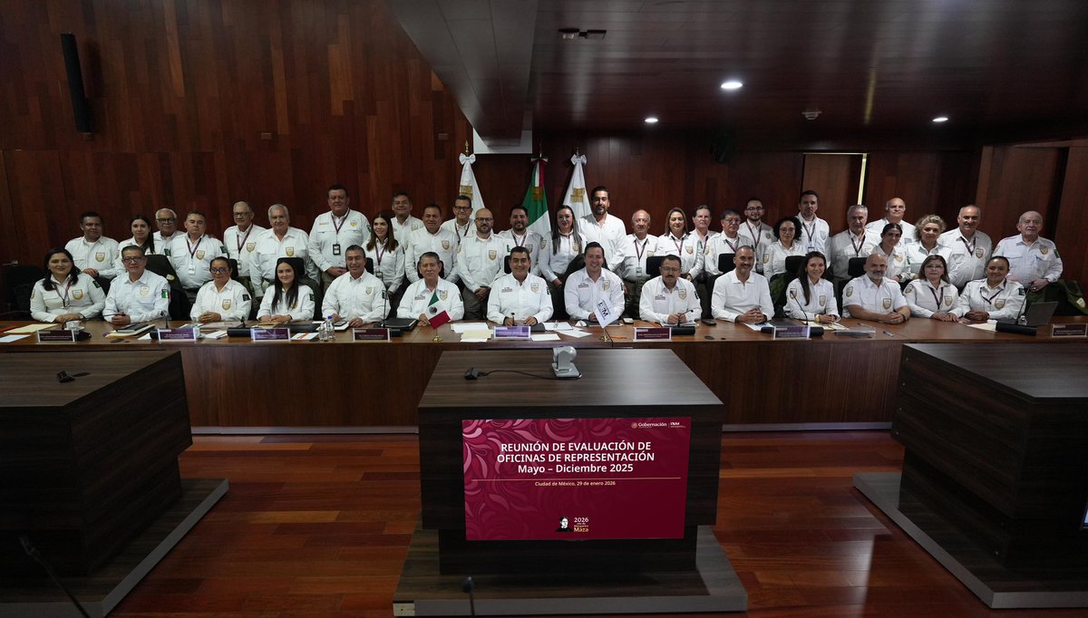 INAMI_mx's tweet photo. En las Oficinas Centrales del INM, se llevó a cabo la Reunión de Evaluación de Oficinas de Representación correspondiente al periodo mayo-diciembre de 2025 🗓️, misma que fue encabezada por el comisionado @SergioSalomonC y en la que estuvieron presentes los Directores Generales y los 32 titulares de las Oficinas de Representación en el país. 🇲🇽

En su mensaje, el comisionado agradeció y reconoció la labor en cada entidad, asimismo calificó este encuentro como un ejercicio de dirección institucional y corresponsabilidad, al destacar que debe fortalecerse la coordinación y comunicación para la toma de decisiones, ante el momento clave que vive hoy el Instituto Nacional de Migración. 🤝

“La política de movilidad humana del país nos exige actuar con compromiso, coordinación y sobre todo visión de futuro y eso solo es posible si trabajamos como un solo equipo, con reglas claras y objetivos compartidos”, enfatizó. 🧭

De igual forma, al presentar y signar el Programa Anual de Trabajo 2026, hizo un llamado a seguir trabajando con responsabilidad y sentido humano, por una #MovilidadHumana, segura, ordenada y regular. ✍️