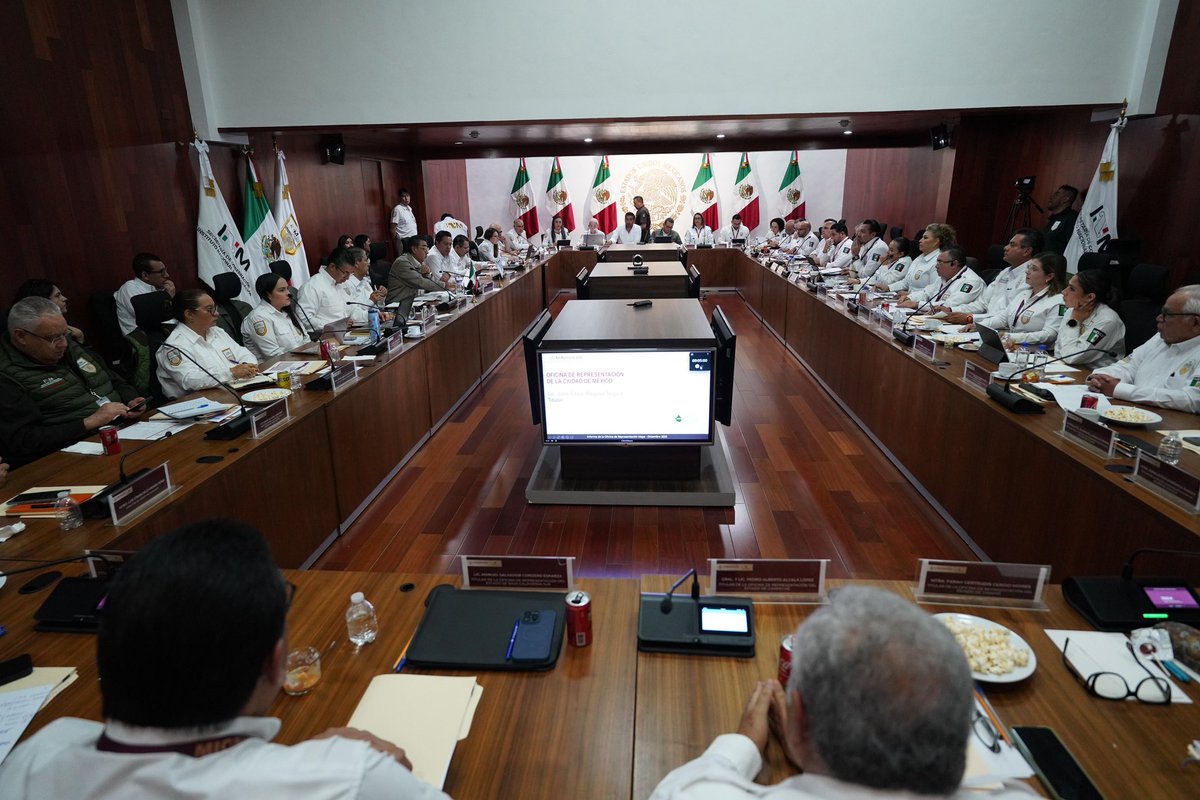 INAMI_mx's tweet photo. En las Oficinas Centrales del INM, se llevó a cabo la Reunión de Evaluación de Oficinas de Representación correspondiente al periodo mayo-diciembre de 2025 🗓️, misma que fue encabezada por el comisionado @SergioSalomonC y en la que estuvieron presentes los Directores Generales y los 32 titulares de las Oficinas de Representación en el país. 🇲🇽

En su mensaje, el comisionado agradeció y reconoció la labor en cada entidad, asimismo calificó este encuentro como un ejercicio de dirección institucional y corresponsabilidad, al destacar que debe fortalecerse la coordinación y comunicación para la toma de decisiones, ante el momento clave que vive hoy el Instituto Nacional de Migración. 🤝

“La política de movilidad humana del país nos exige actuar con compromiso, coordinación y sobre todo visión de futuro y eso solo es posible si trabajamos como un solo equipo, con reglas claras y objetivos compartidos”, enfatizó. 🧭

De igual forma, al presentar y signar el Programa Anual de Trabajo 2026, hizo un llamado a seguir trabajando con responsabilidad y sentido humano, por una #MovilidadHumana, segura, ordenada y regular. ✍️