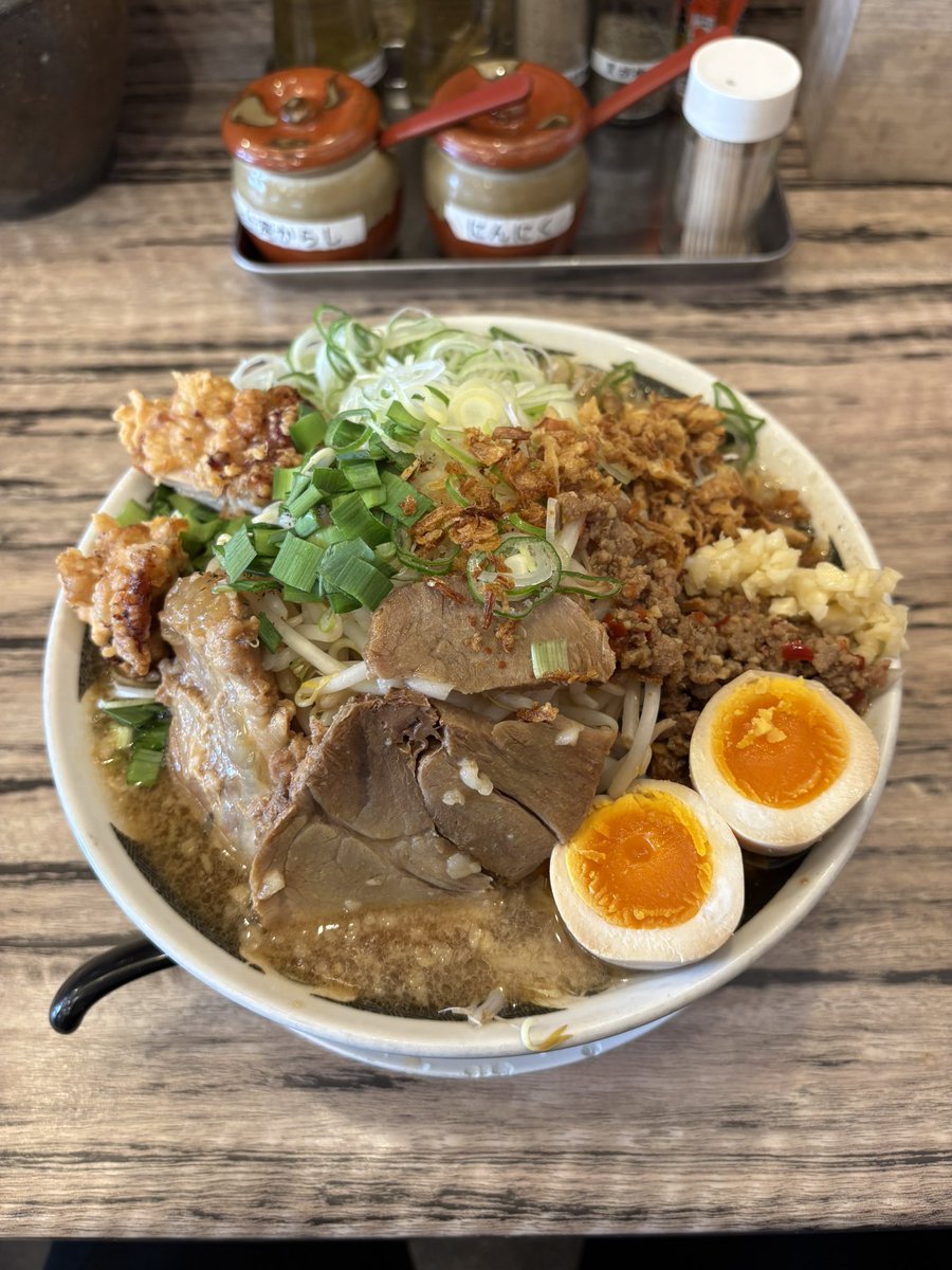 ekusonakat's tweet photo. #ラーメン #二郎系 
今日のランチは🍜西尾の⚡️カミナリ⚡️さんで🐖カミナリ二郎雷神ジャンク大盛アブラマシマシ🐖を頂きました💪遅ればせながらになってしまった😔今年初の雷神ジャンクでしたが味量共に相変わらずの大満足な一杯でした🤤👍 https://t.co/chBrAUCSMH