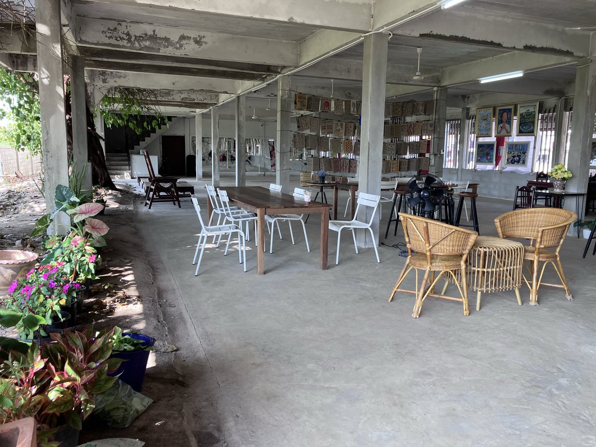 papermintbird's tweet photo. เรื่องแรกฉายแล้วนะ
จะบอกว่า #ประดูแดง หรือ #Pratudang_space เป็นพื้นที่น่ารักๆ ที่คนจำนวนมากยังมาไม่ถึง ด้วยอยู่ที่ #กระนวน ใช้เวลามาจาก #ขอนแก่น ประมาณ 1 ชั่วโมง แต่ที่นี่ไม่เพียงแต่เป็น #microcinema ที่อบอุ่น ที่นั่งนุ่มสบาย ระบบเสียงกังวานดีมีอรรถรส (1/2) https://t.co/zlE5jjuqN8