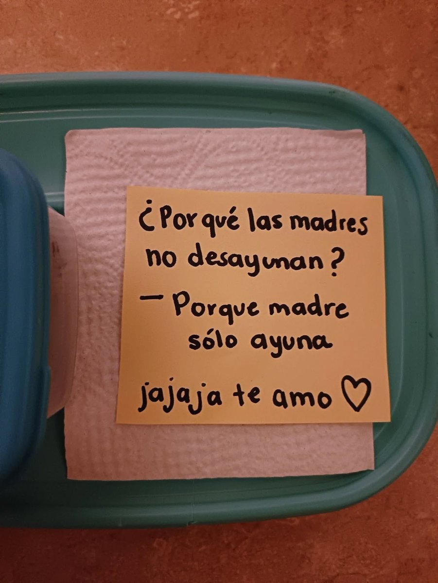 MayraParedes7's tweet photo. Volvieron los lonchistes💕Así que les compartiré este pedacito de mis mañanas donde escribo a Carlitos en notitas de colores. 🧵 https://t.co/G5gCg2V00f