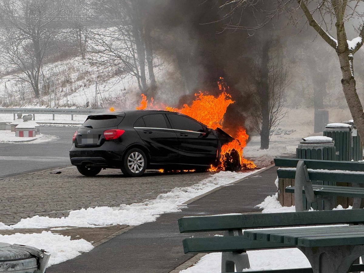 Neuer Beitrag online!
BAB4/Ohorn - Mercedes geht in Flammen auf! Auto brennt auf Rastplatz an der A4 aus 

Ein PKW ist am Mittwochnachmittag auf der A4 bei Ohorn in Flammen aufgegangen. Das Fahrzeug wurde auf dem Rastplatz Rödertal an der Richtungsfahrb...
blaulichtreport-lausitz.de/bab4-ohorn-mer…