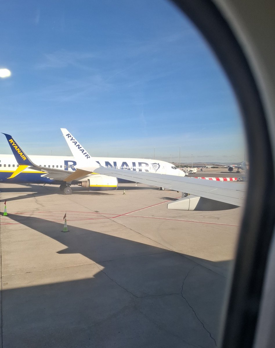 EmmaPittBull's tweet image. No puedo esperar a ir a Londres el lunes, tengo ganas de ir a Harrods a tomar el té de la tarde y una hamburguesa de pollo coreana.