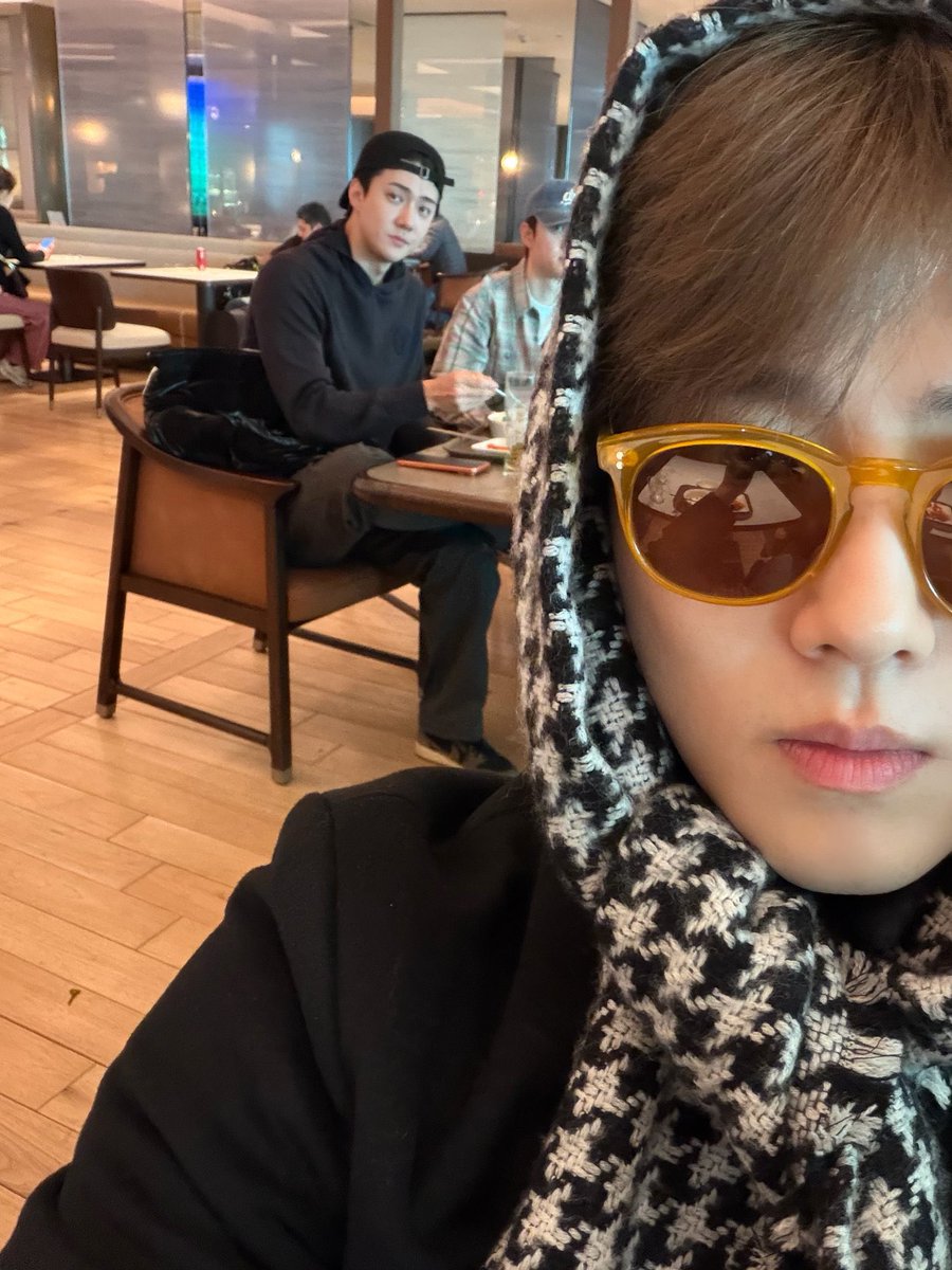 พี่จุนถ่ายเซลฟี่แล้วดูงุน กับสายตาคยองซู 
5555555555555555555555